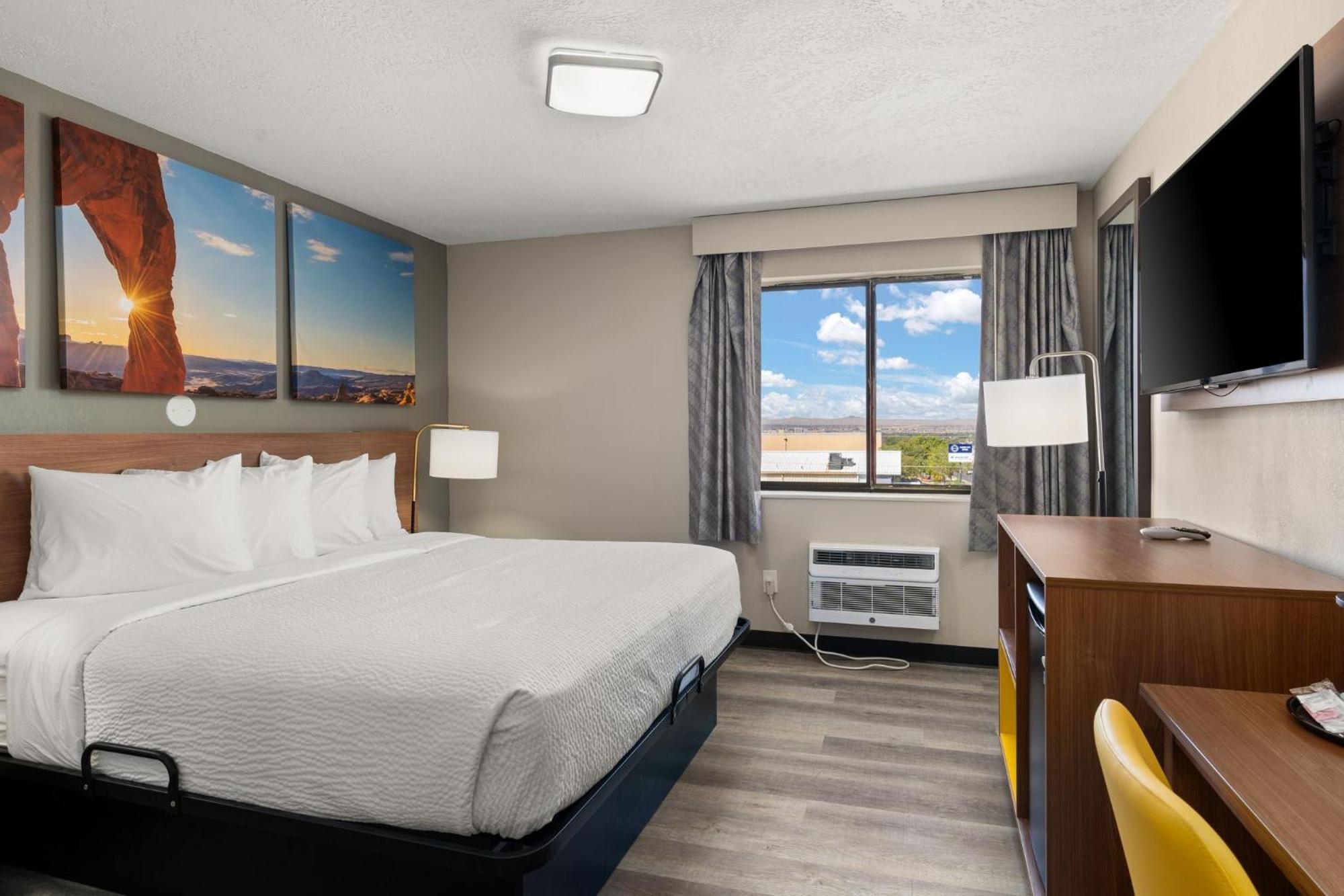 King Room with Mobility Access and Bathtub with Grab Bars, Non-Smoking